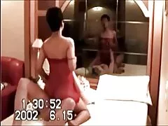 Koreanische Milf Mann mit weißen Freund betrügt