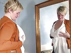 Geile holländische Hausfrau spielt mit ihrem Spielzeug