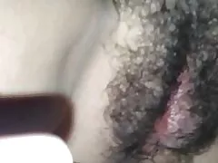 Eine weitere Belastung schießen auf ihre haarige Muschi