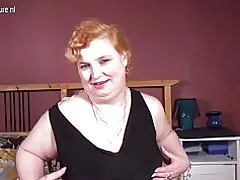 Große Amateur Oma mit schwarzen Lieblingsspielzeug