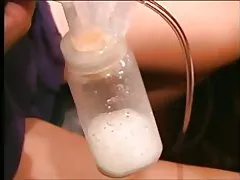 Sexy langhaarige Latina doppelte Pumpen Milch aus ihren geschwollenen Brüsten