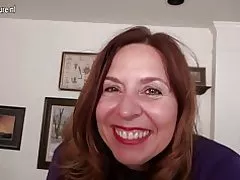 Freche amerikanische Mutter spielt mit sich selbst