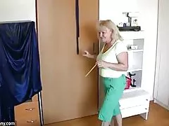 Oldnanny mollig reif mit alten Reifen spielt mit Pussy