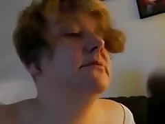 Ältere mit natürlichen Riesentitten saugt und Schwalben