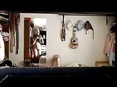 Versteckte Kamera, mexikanische Frau putzt nach bath(2)